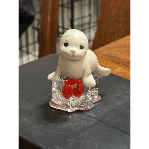 Precious Moments Fun Club Exclusive 2002 "Seal-ed With A Kiss" By Enesco - Picture 2 of 6